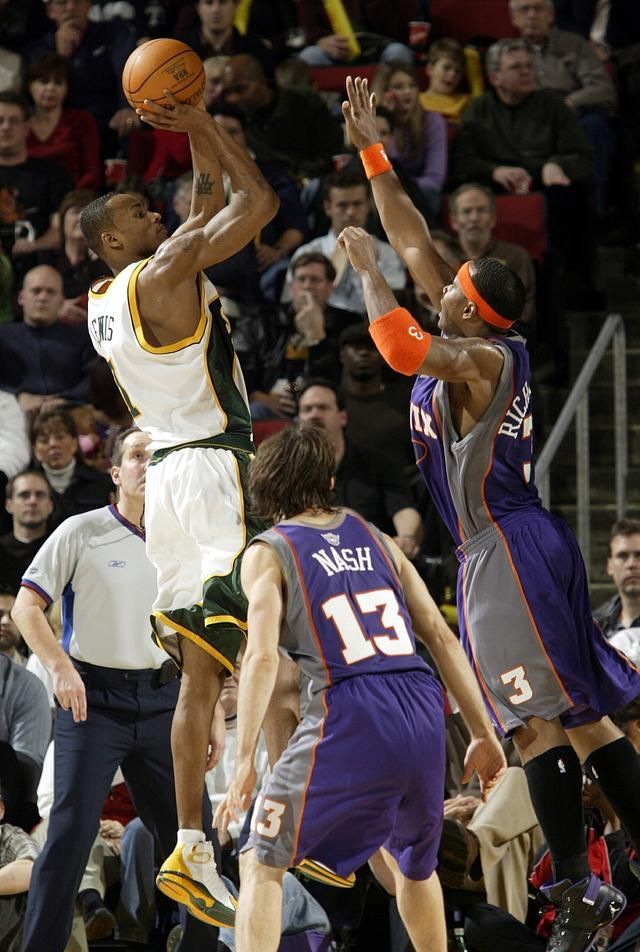 包含从里程碑夜芝加哥公牛扳平良机到新奥尔良鹈鹕单刀错失备战意大利杯，Karsa关键时刻出色防守的词条